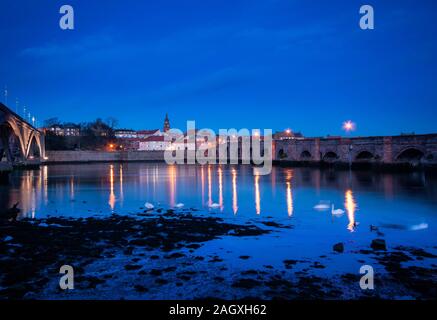 Berwick upon Tweed die nördlichste Stadt in England auf einen ruhigen Abend mit der Stadt in der Stadt wider. Stockfoto