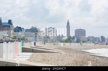 Skyline mit dem berühmten Glockenturm der St. Joseph Kirche in Le Havre, Seine-Maritime, Normandie, Frankreich, an der Nordsee Stockfoto