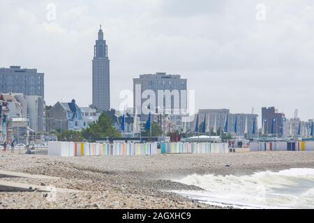 Skyline mit dem berühmten Glockenturm der St. Joseph Kirche in Le Havre, Seine-Maritime, Normandie, Frankreich, an der Nordsee Stockfoto