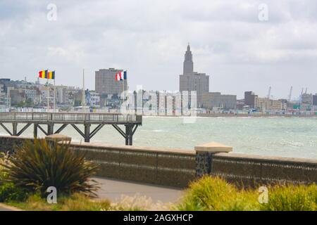 Französische und belgische Fahnen und Skyline der Hafen von Le Havre, Seine-Maritime, Normandie, Frankreich. Stockfoto