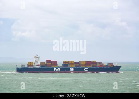 Ein Container Schiff verlässt den Hafen von Le Havre, Normandie, Frankreich, der MSC Mediterranean Shipping Company, einer großen internationalen Reederei. Stockfoto
