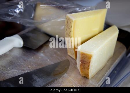 Räder der Käse auf den Verkauf auf dem lokalen Markt. Pienza, Toskana, Italien. Stockfoto