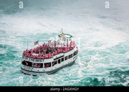 Niagara Falls - Oktober 06, 2018: Die Mädchen des Nebels Boot in der Nähe der Wasserfall in Niagara Falls, Kanada. Stockfoto