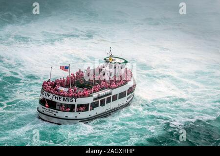 Niagara Falls - Oktober 06, 2018: Die Mädchen des Nebels Boot in der Nähe der Wasserfall in Niagara Falls, Kanada. Stockfoto