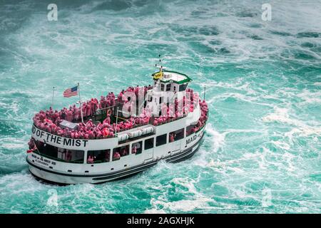 Niagara Falls - Oktober 06, 2018: Die Mädchen des Nebels Boot in der Nähe der Wasserfall in Niagara Falls, Kanada. Stockfoto