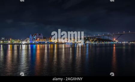 Schöner Panoramablick auf die berühmte Skyline von Willemstad, Hauptstadt der karibischen Insel Curacao bei Nacht Stockfoto