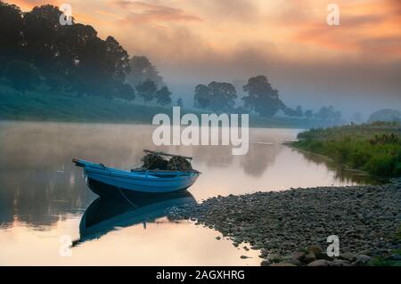 Traditionell Klinker gebaut Verrechnung Boot (COBLE) an der jetzt geschlossenen Canny Angeln am Fluss Tweed an Norham auf der schottischen Grenze Stockfoto