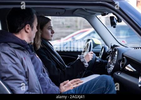 Weibliche Fahranfänger in einem Mini Auto in Deutschland. Stockfoto