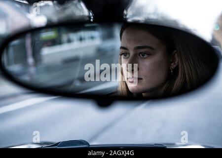 Weibliche Fahranfänger in einem Mini Auto in Deutschland. Stockfoto