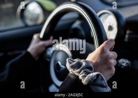 Weibliche Fahranfänger in einem Mini Auto in Deutschland. Stockfoto