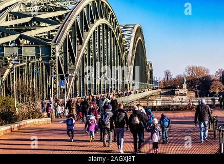 Köln, Deutschland - Dezember 13, 2018: Burg Hohenzollern Eisenbahn- und Fußgängerbrücke in Köln - zu Fuß und mit dem Zug über den Rhein. Stockfoto