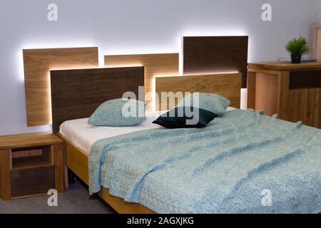 Elegantes, modernes Schlafzimmer Dolmetscher, Bett mit Licht Stockfoto