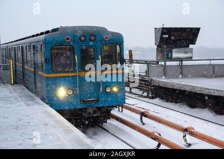 Kiew, Ukraine - März 02, 2018: Die U-Bahn auf der Brücke mit einem starken Schneefall Stockfoto