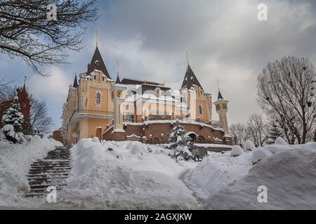 Kinder- und Puppentheater in einem Schloss im Winter. Kiew, Ukraine Stockfoto