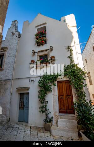 Einen malerischen Anblick, Blick auf die Straße von der schönen Stadt Locorotondo, Provinz Bari, Apulien, Apulien, Süditalien. Mittelalterliche Gebäude weiß getünchten Fassade Stockfoto