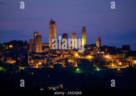 San Gimignano ist eine italienische Kleinstadt in der Provinz Siena, Toskana, mit einem mittelalterlichen Stadtkern und wird auch "Mittelalterliches M Stockfoto