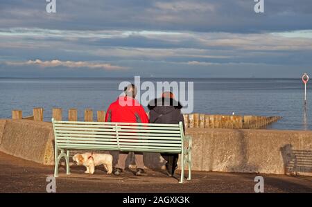 Portobello Beach, Edinburgh, Schottland, Großbritannien. Dezember 2019. Kühle Temperatur von 4 Grad mit wenig Sonnenschein an der Küste ermutigend Menschen jung und alt, die frische Luft entlang der Promenade zu genießen. Stockfoto