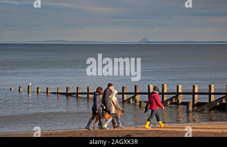 Portobello Beach, Edinburgh, Schottland, Großbritannien. Dezember 2019. Kühle Temperatur von 4 Grad mit wenig Sonnenschein an der Küste ermutigend Menschen jung und alt, die frische Luft entlang des Sandstrandes zu genießen. Stockfoto