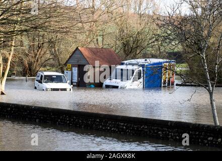 Eastbourne, East Sussex, UK. 22. Dezember 2019. Nach mehreren Tagen Regen die Straße in das East Sussex Weiler Stadt überflutet. Kredit Alan Fraser/Alamy leben Nachrichten Stockfoto