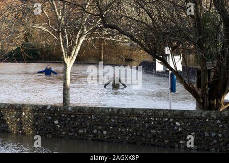 Eastbourne, East Sussex, UK. 22. Dezember 2019. Nach mehreren Tagen Regen die Straße in das East Sussex Weiler Stadt überflutet. Kredit Alan Fraser/Alamy leben Nachrichten Stockfoto