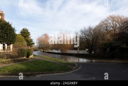 Eastbourne, East Sussex, UK. 22. Dezember 2019. Nach mehreren Tagen Regen die Straße in das East Sussex Weiler Stadt überflutet. Kredit Alan Fraser/Alamy leben Nachrichten Stockfoto