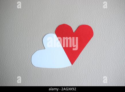 Rot und Weiß handmade Herzen auf warmen Hintergrund. Stockfoto