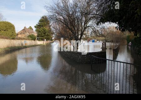 Eastbourne, East Sussex, UK. 22. Dezember 2019. Nach mehreren Tagen Regen die Straße in das East Sussex Weiler Stadt überflutet. Kredit Alan Fraser/Alamy leben Nachrichten Stockfoto