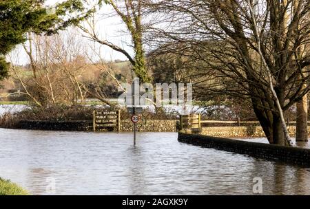 Eastbourne, East Sussex, UK. 22. Dezember 2019. Nach mehreren Tagen Regen die Straße in das East Sussex Weiler Stadt überflutet. Kredit Alan Fraser/Alamy leben Nachrichten Stockfoto