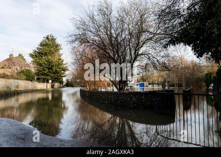 Eastbourne, East Sussex, UK. 22. Dezember 2019. Nach mehreren Tagen Regen die Straße in das East Sussex Weiler Stadt überflutet. Kredit Alan Fraser/Alamy leben Nachrichten Stockfoto