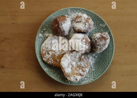 Ein typisch holländisches Silvester snack'oliebollen' Teig mit Rosinen, Apfel, Ananas, Ingwer oder Schokolade und als in heißem Öl gebraten Stockfoto