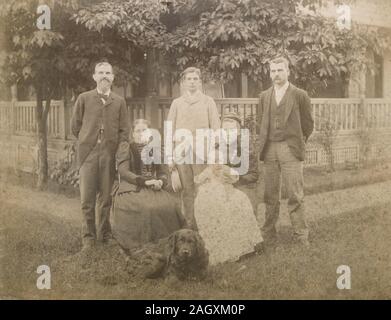 Antike c 1890 Foto, "Herr und Frau Foster Familie." Genaue Lage unbekannt, aber es wird aus New York, New Jersey und Pennsylvania. Quelle: original Foto Stockfoto