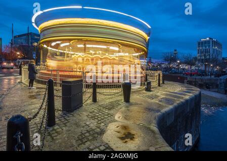 Liverpool Albert Dock komplex Weihnachtsbeleuchtung. Kreisverkehr Karussell. Stockfoto