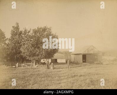 Antike c 1890 Foto, "Farm von H.C. Newton in Troy, New Hampshire." Quelle: original Foto. Siehe Bild 2AH3 KHK für eine andere Sicht auf diese Familie. Stockfoto