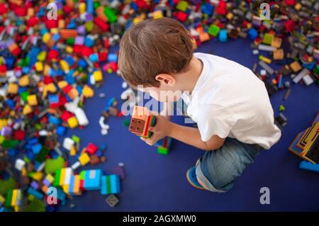 4 Jahre junge Gebäude einen Turm mit mit Verriegelung aus Kunststoff Ziegel. Selektiver Fokus Stockfoto