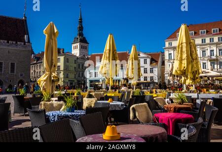 23. April 2018, Tallinn, Estland. Tabellen Street Cafe auf dem Platz in der Altstadt. Stockfoto