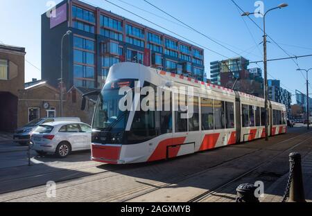 19. April 2019 in Tallinn, Estland. Niederflur-straßenbahn auf einer der Straßen der Stadt. Stockfoto