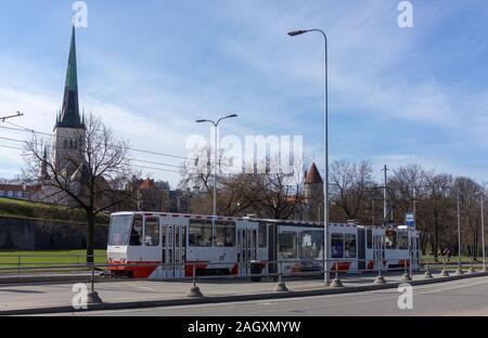 19. April 2019 in Tallinn, Estland. Niederflur-straßenbahn auf einer der Straßen der Stadt. Stockfoto