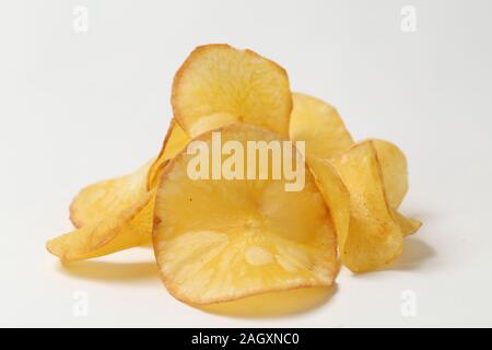 Keripik singkong oder Cassava Chips werden Snacks aus geschnittenem Maniok und dann gebraten. auf weißem Hintergrund Stockfoto