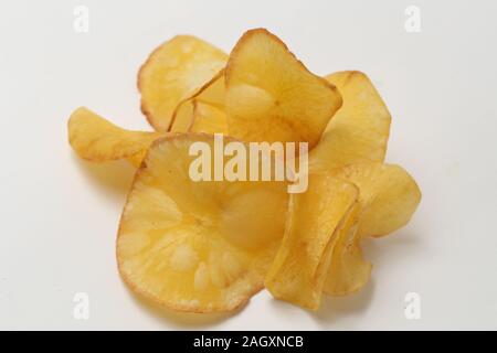 Keripik singkong oder Cassava Chips werden Snacks aus geschnittenem Maniok und dann gebraten. auf weißem Hintergrund Stockfoto