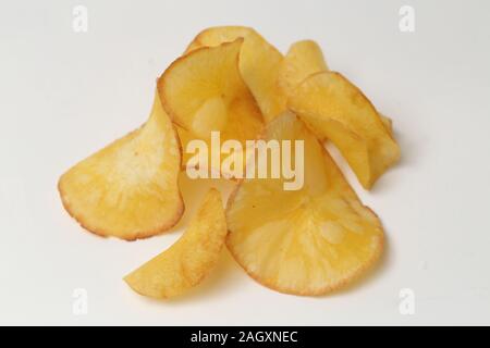 Keripik singkong oder Cassava Chips werden Snacks aus geschnittenem Maniok und dann gebraten. auf weißem Hintergrund Stockfoto