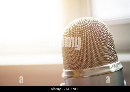 Mic aus der Nähe schoß im Studio, Seminar- oder Tagungsraum in blur Fokus für Kopieren. Stockfoto