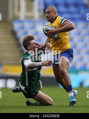 Die Badewanne Jonathan Joseph Hände weg von einem Angriff von London Irish Ollie Hassell-Collins während der gallagher Premiership Match im Madejski Stadium, Lesen. Stockfoto