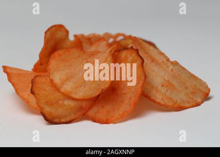 Keripik singkong oder Cassava Chips werden Snacks aus geschnittenem Maniok und dann gebraten. auf weißem Hintergrund Stockfoto