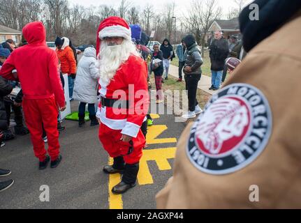 Pennsylvania, USA. 21 Dez, 2019. Matt Johnson (Santa) steht als Geschenke, als Mitglieder der Delaware Senke Bügeleisen indischen Riders Association übergeben werden, hielt ihren jährlichen Ritt der Weihnachtsmänner und Spielzeug für Kinder am Samstag, 21. Dezember 2019 in der St. Francis-St Vincent Home für Kinder in Bensalem, Pennsylvania. Credit: William Thomas Kain/Alamy leben Nachrichten Stockfoto