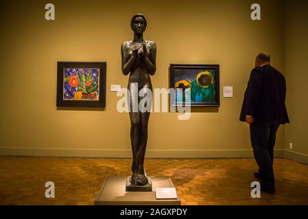 Besucher Blick auf Gemälde und Alberto Giacometti Skulptur stehende Frau II, 1960, Detroit Institut der Künste (DIA), Detroit, Michigan, USA Stockfoto