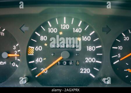 Auto Innenraum Armaturenbrett details mit Anzeigelampen. Dashboard closeup mit sichtbaren Tachometer und Kraftstoffstand. Tageskilometerzähler, Drehzahlmesser. Große kilomete Stockfoto