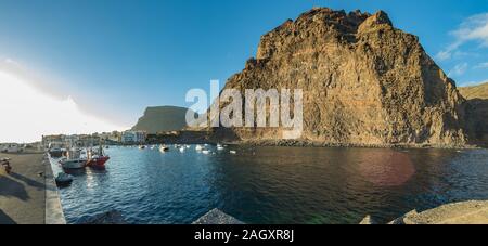 Breites Panorama von Playa del Ingles Strand mit schwarzem Sand vulkanischen Ursprungs am Atlantik in La Gomera. Ein beliebter Urlaubsort für Touristen und Einheimische. Stockfoto