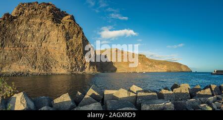 Panorama geschossen. Riesige Betonblöcke in Valle Gran Rey am Atlantischen Ozean in La Gomera. Ein beliebter Urlaubsort für Touristen und Einheimische. Stockfoto