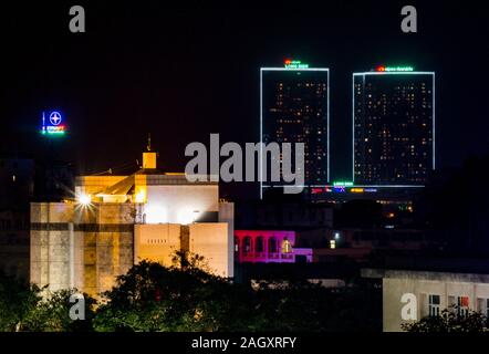 Hanoi kommunale Volkskomitees Gebäude und Wolkenkratzer ist abends beleuchtet, Kiem District, Hanoi, Vietnam, Asien Stockfoto