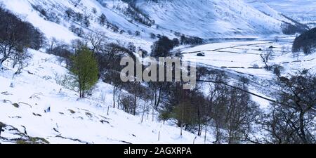 Frühlingsschnee im oberen Swaledale, Yorkshire Dales, England Stockfoto
